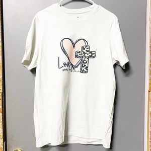 Love Never Fails shirt Size M